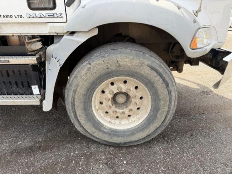 2011-mack-granite-gu813-image-62