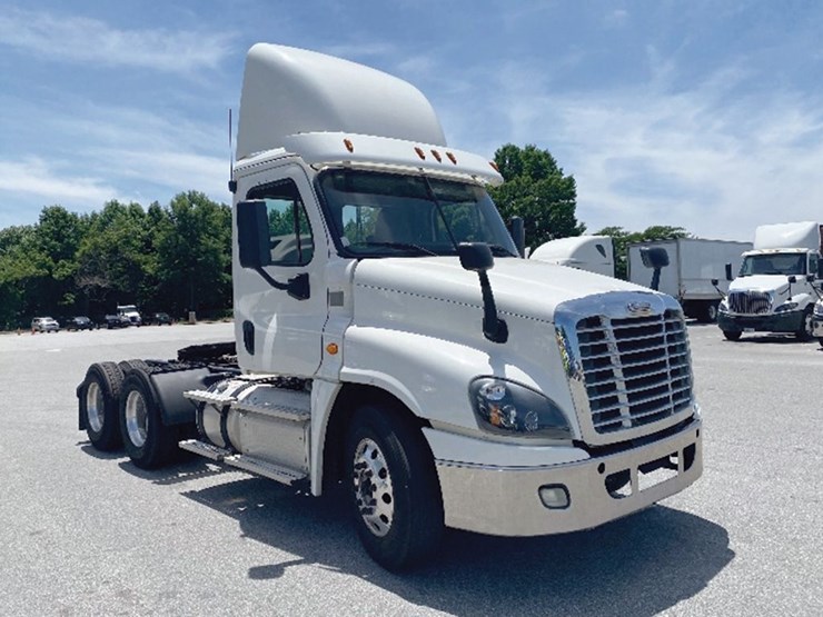 2017-freightliner-cascadia-125-image-1
