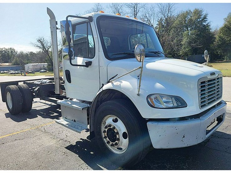 2016-freightliner-m2-106-image-1