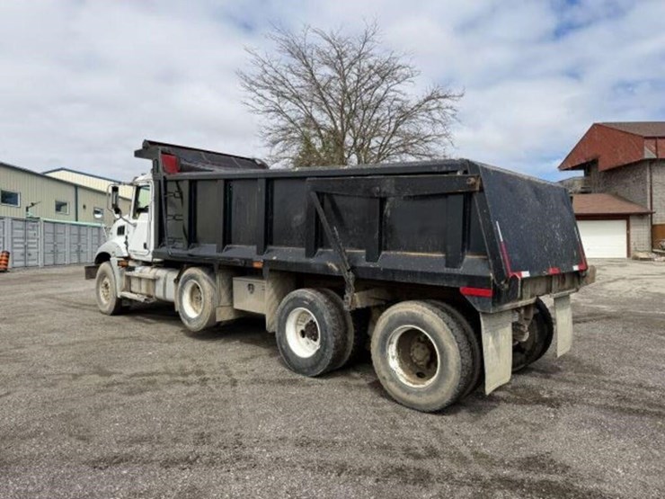 2011-mack-granite-gu813-image-11