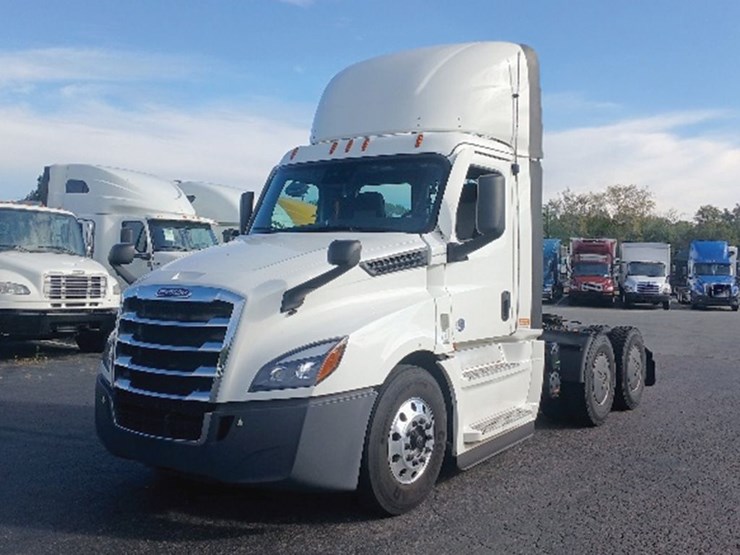 2020-freightliner-cascadia-126-image-1