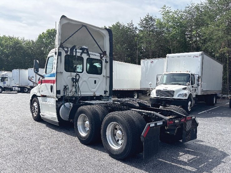 2019-freightliner-cascadia-126-image-2
