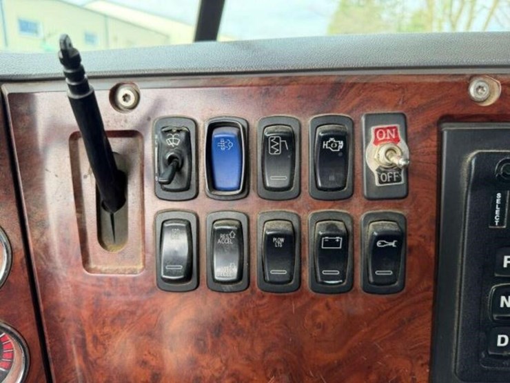 2011-mack-granite-gu813-image-16