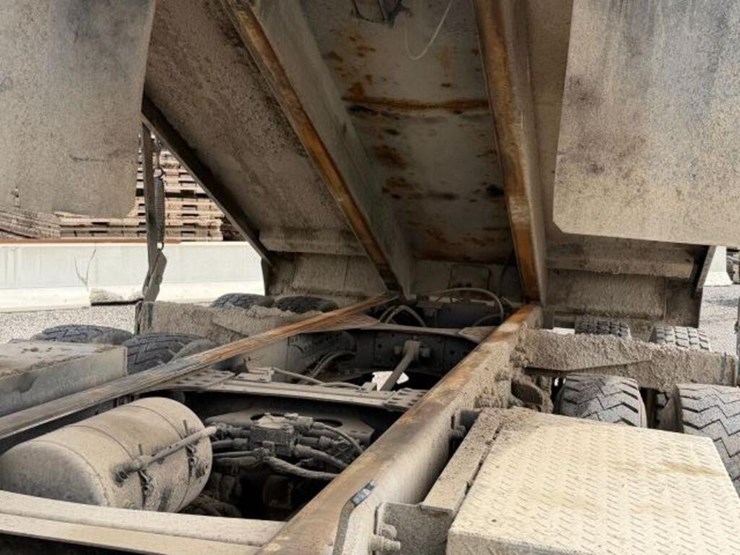 2011-mack-granite-gu813-image-31