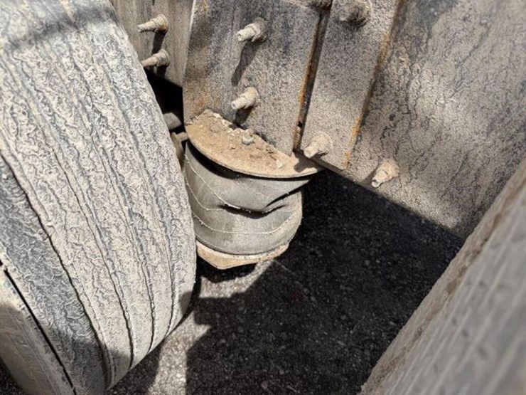 2011-mack-granite-gu813-image-51