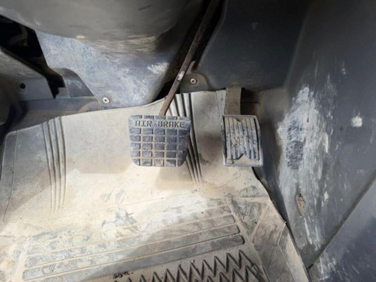 2011-mack-granite-gu813-image-24