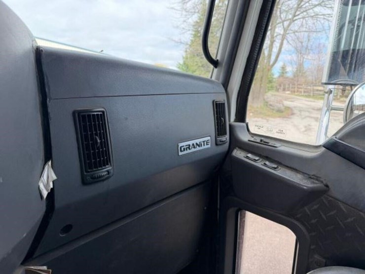 2011-mack-granite-gu813-image-25