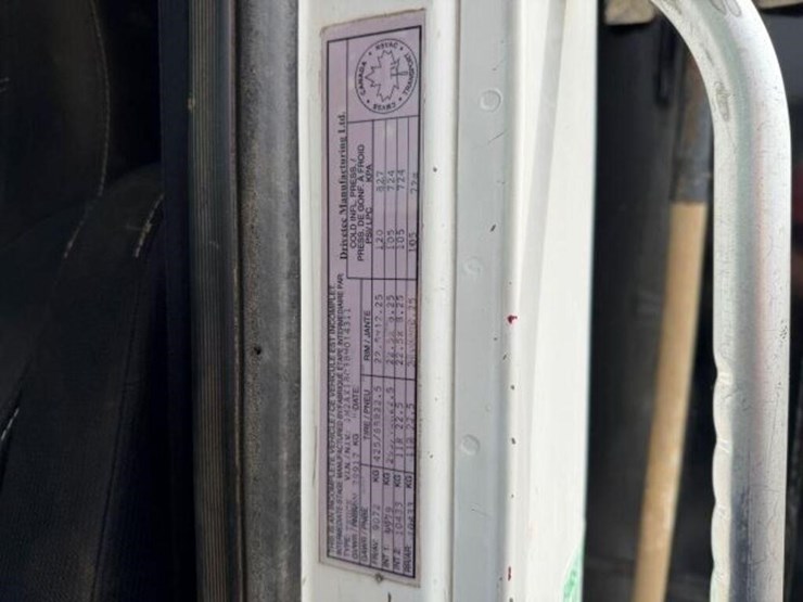 2011-mack-granite-gu813-image-15