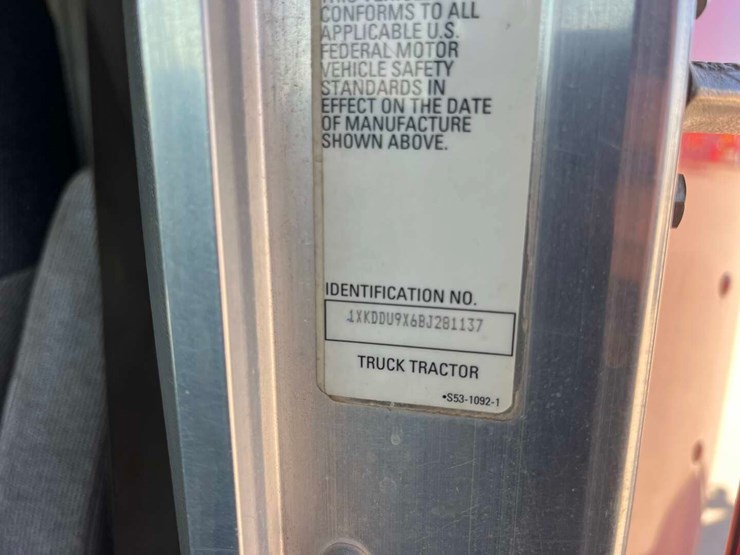 2011-kenworth-t800-image-13