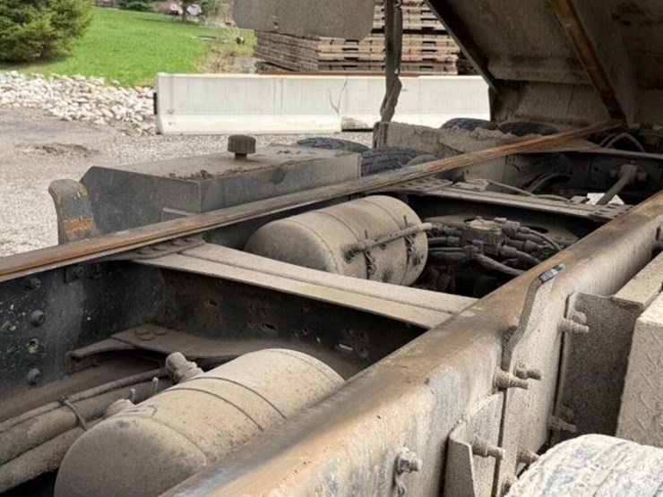 2011-mack-granite-gu813-image-32