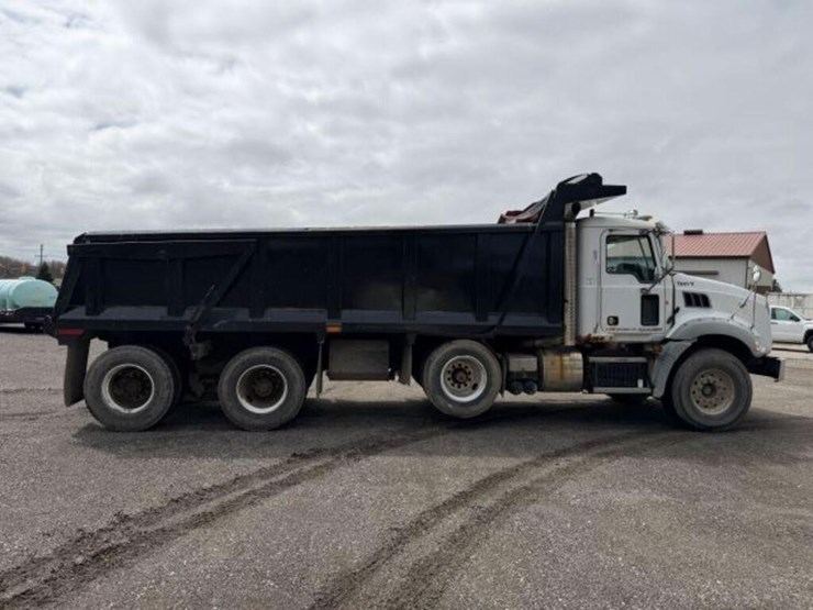 2011-mack-granite-gu813-image-4