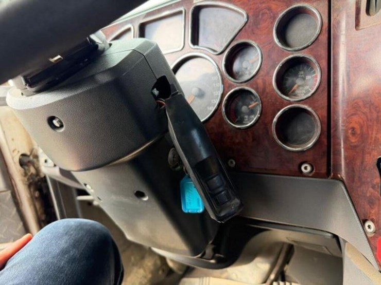 2011-mack-granite-gu813-image-23