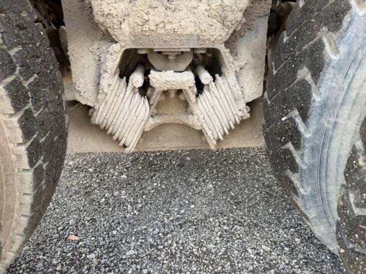 2011-mack-granite-gu813-image-56