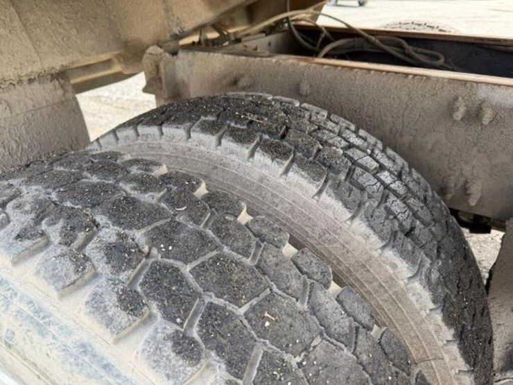 2011-mack-granite-gu813-image-57