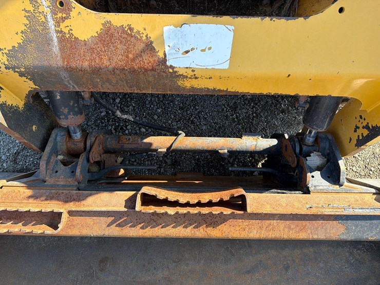 2019-caterpillar-242d-image-14