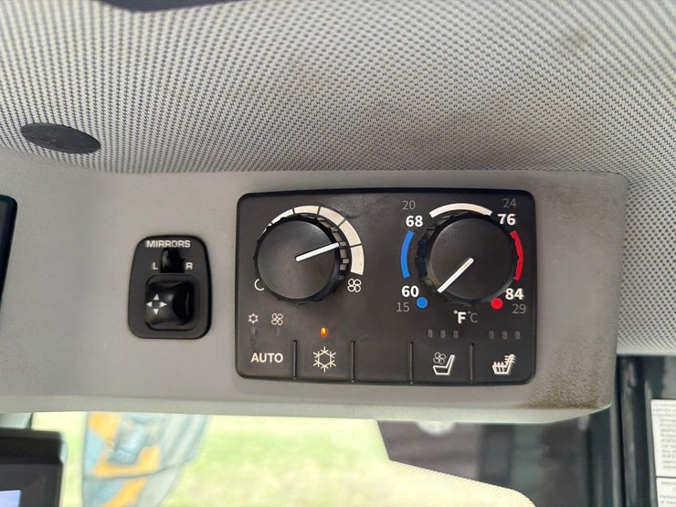 2020-deere-744l-image-26