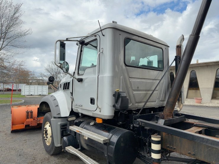 2010-mack-granite-gu713-image-19