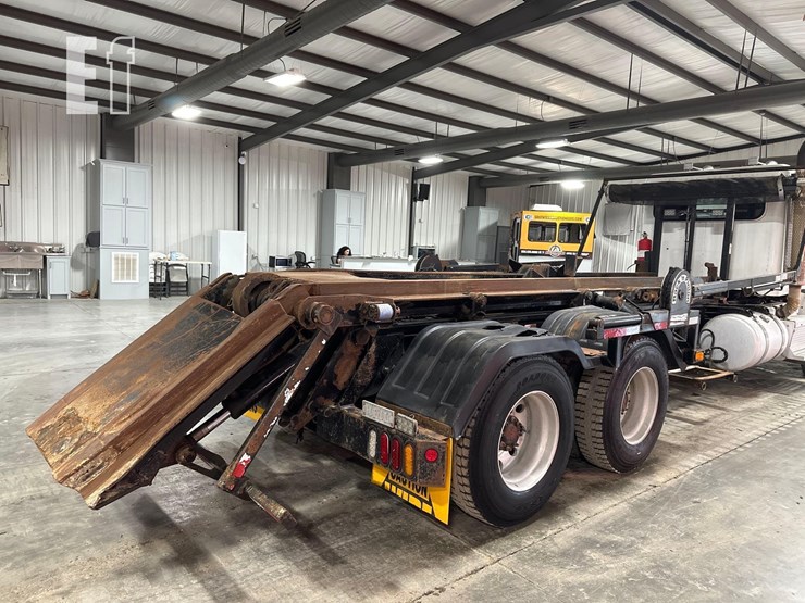 2017-peterbilt-367-image-10