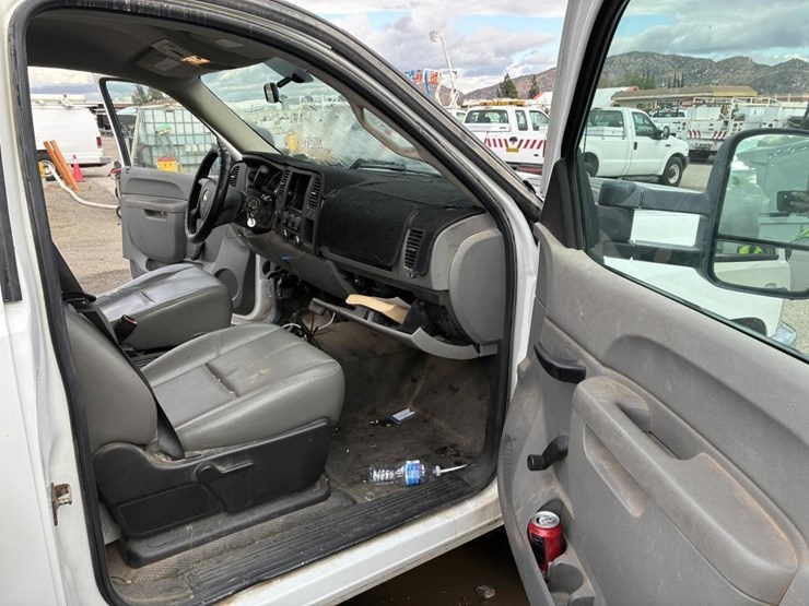 2013-chevrolet-silverado-3500-image-9