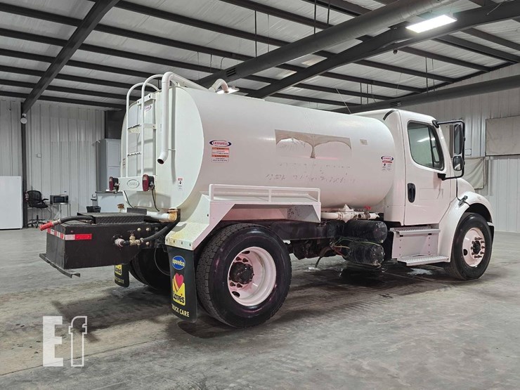 2022-freightliner-business-class-m2-106-image-3