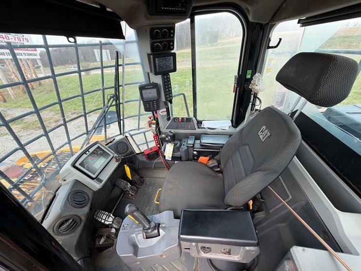 2021-caterpillar-966m-image-16