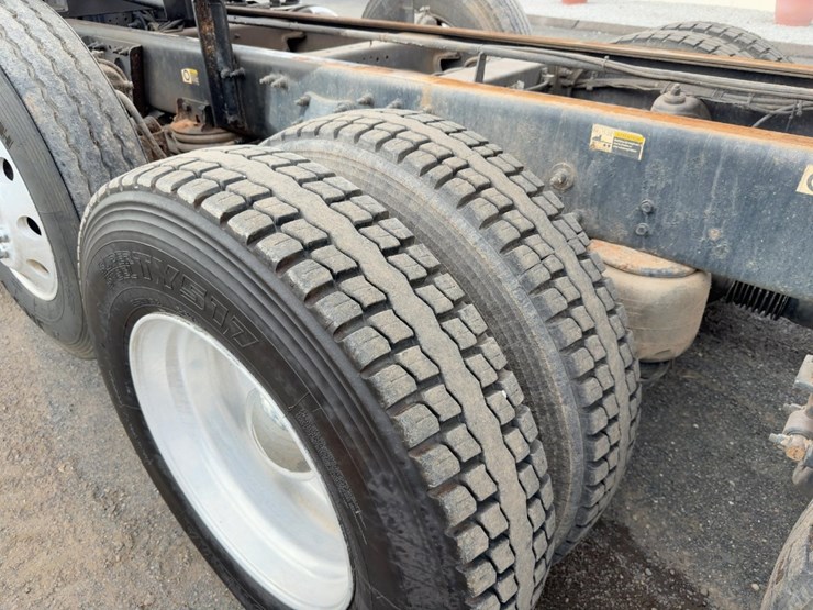 2015-peterbilt-567-image-16