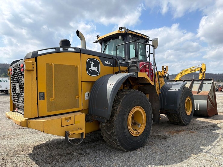 2022-deere-744l-image-5