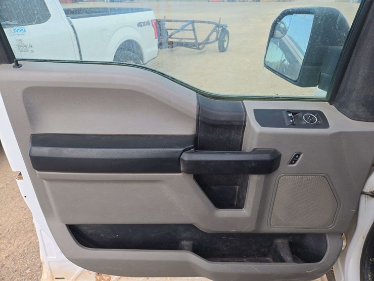 2017-ford-f150-xl-image-11