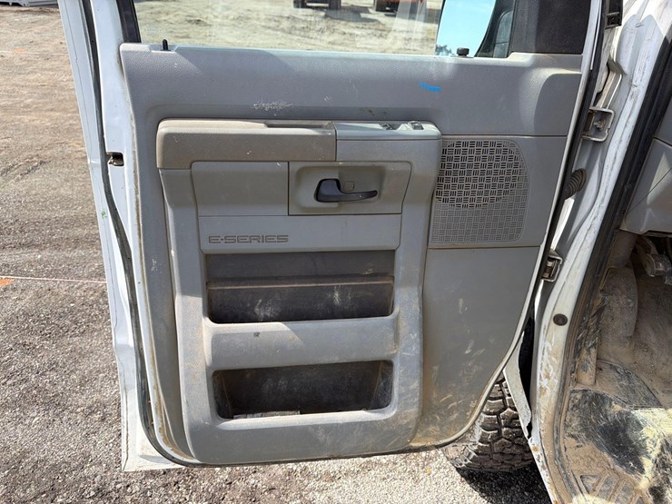 2012-ford-e350-image-17