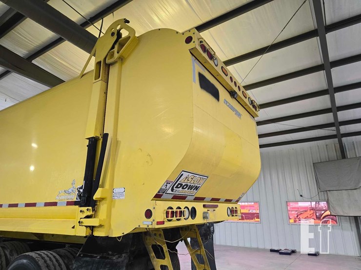 2018-peterbilt-320-image-21