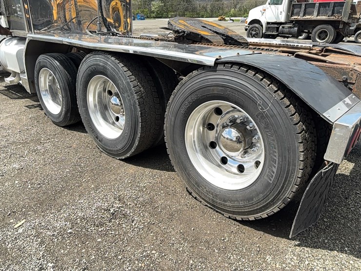 2013-peterbilt-388-image-13