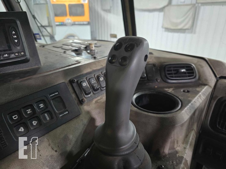 2018-peterbilt-320-image-14