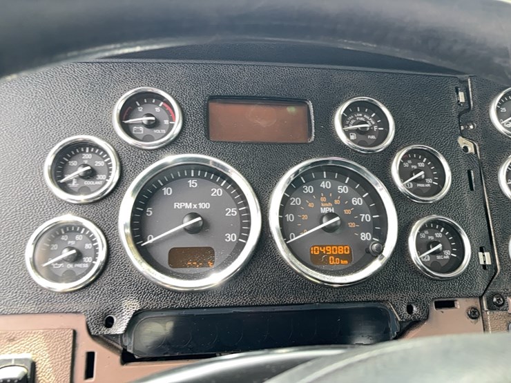 2013-peterbilt-388-image-22