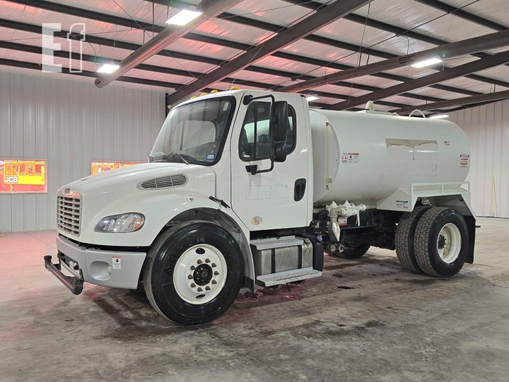 2022-freightliner-business-class-m2-106-image-1