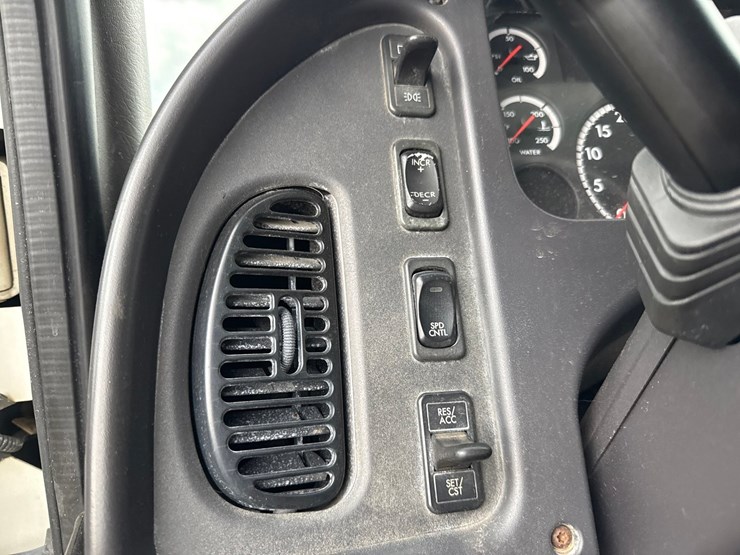 2010-massey-ferguson-8-image-88