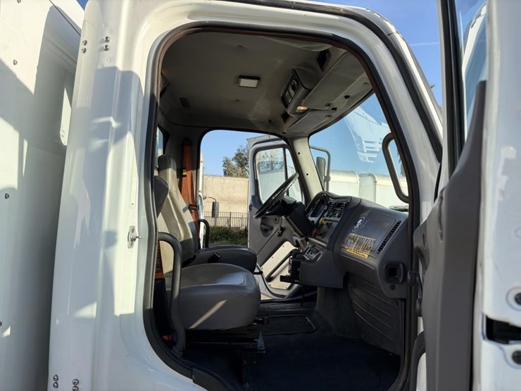 2012-freightliner-m2-s/a-mechanics-truck-image-8