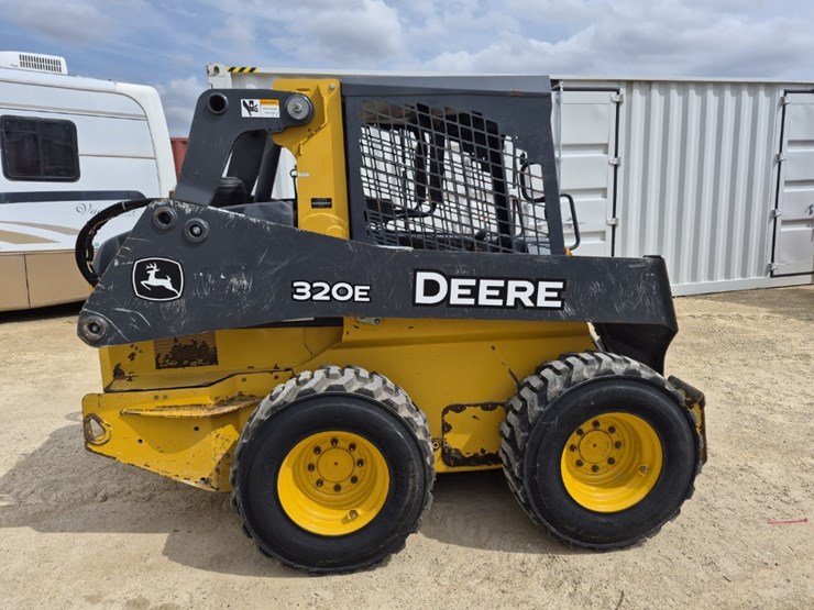 deere-320e-image-7