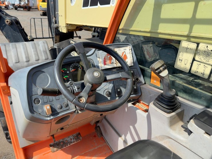 2016-jlg-1055-image-16