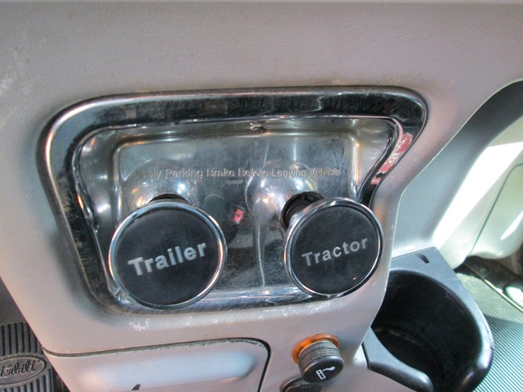 2008-peterbilt-389-image-47