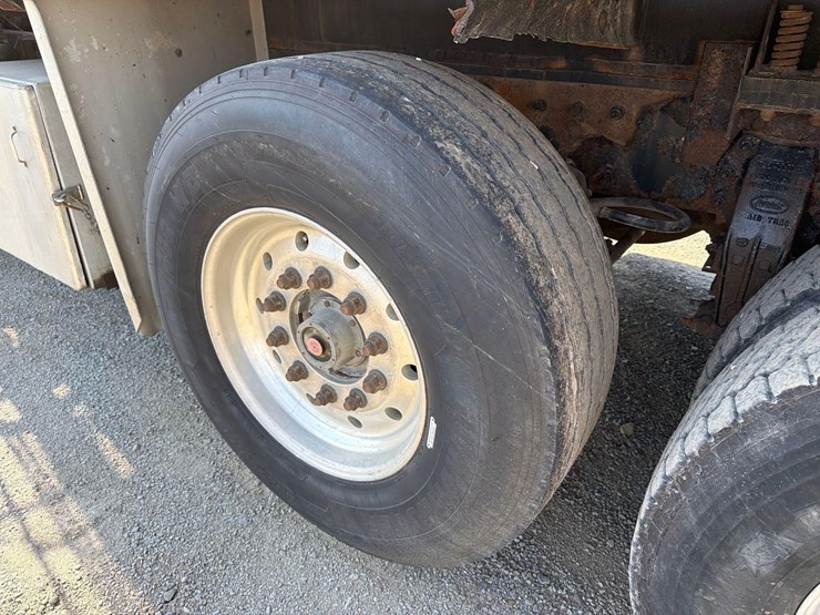 2012-peterbilt-389-image-14