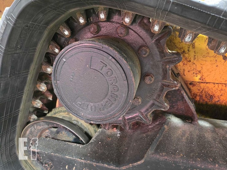 2014-deere-323e-image-28