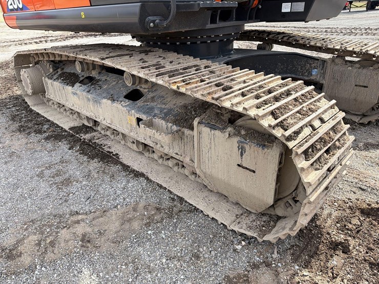 2020-hitachi-zx200-image-16