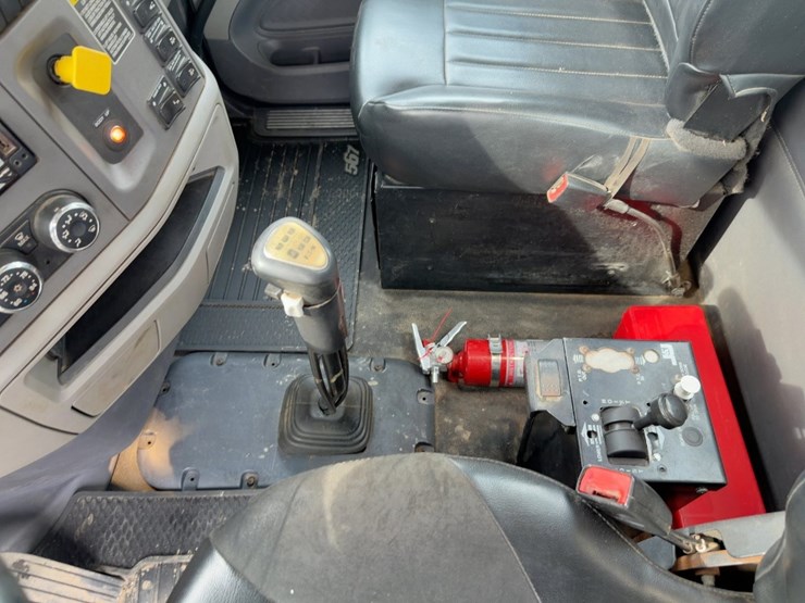 2015-peterbilt-567-image-30