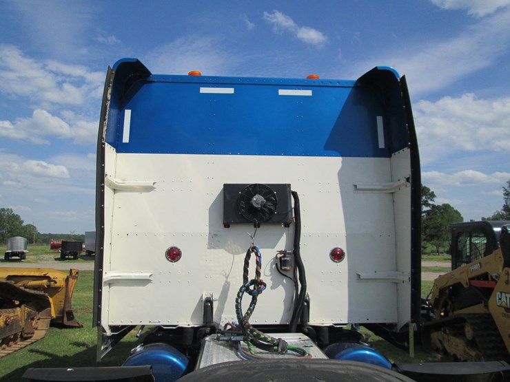 2008-peterbilt-389-image-11