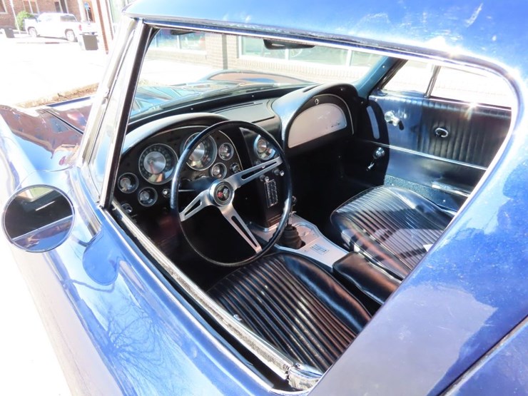 1963-chevrolet-corvette-stingray-split-window-coupe-image-10