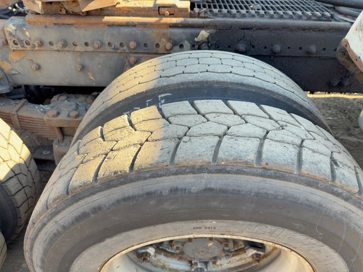 1999-freightliner-fl112-image-14