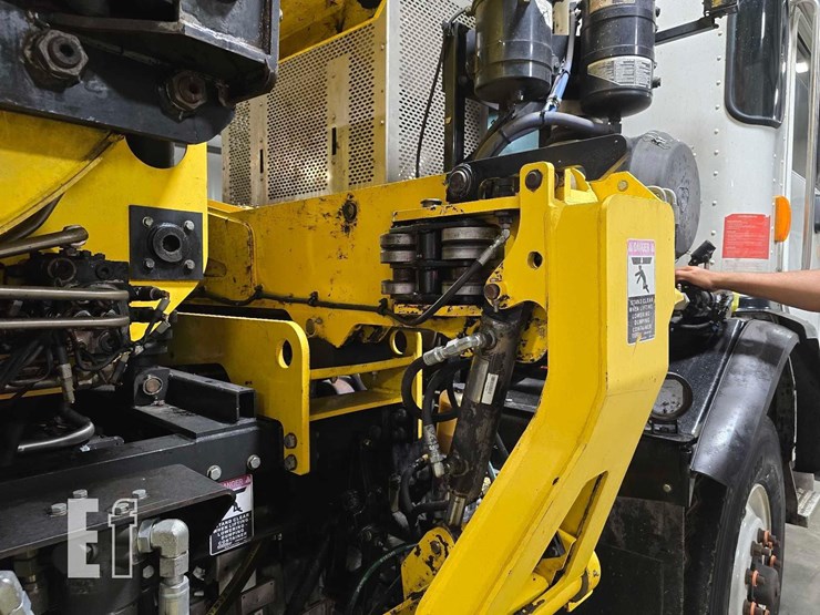 2018-peterbilt-320-image-24