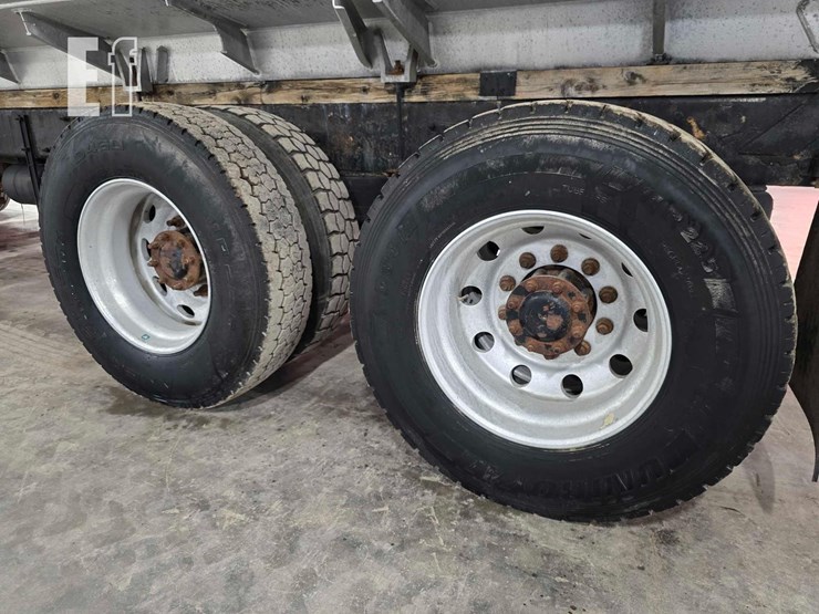 2009-peterbilt-340-image-28