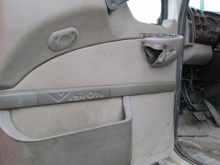 #46168-•-inop-2006-mack-613-vision-t/a-daycab-truck-tractor-1m1ak06yx6n010204-image-32