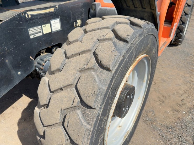 2016-jlg-1055-image-12